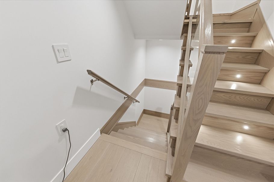 1 272 E 9th Street North Vancouver, BC - 33