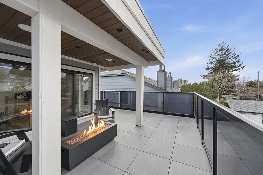 1 272 E 9th Street North Vancouver, BC - 31