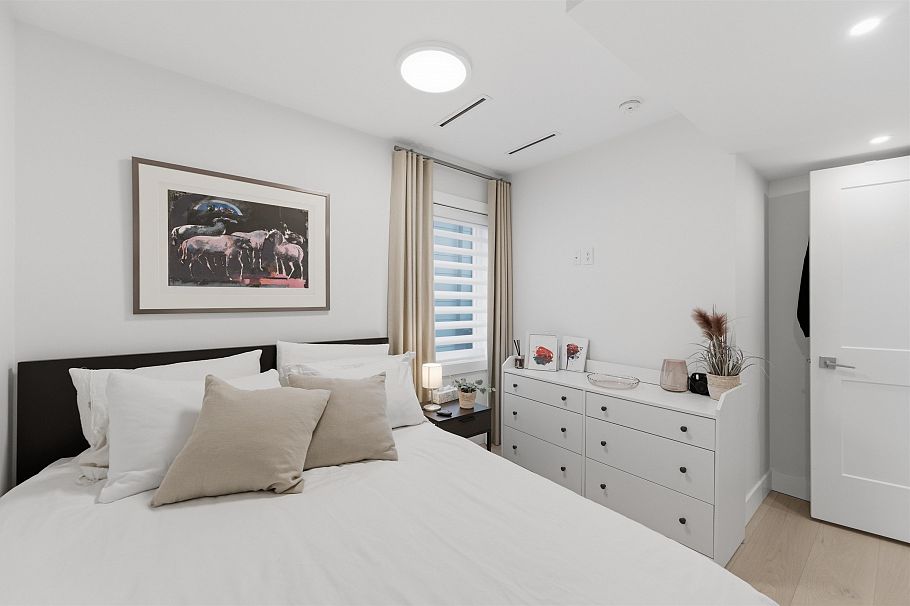 1 272 E 9th Street North Vancouver, BC - 25