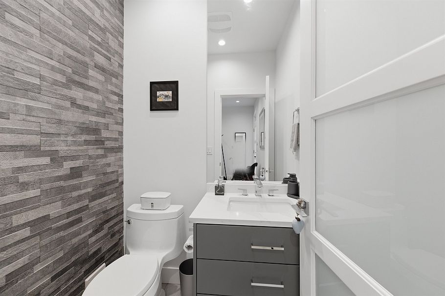 1 272 E 9th Street North Vancouver, BC - 16