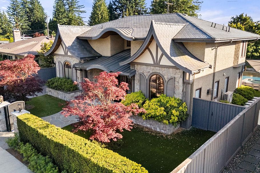 2809 Edgemont Boulevard North Vancouver, BC - 1