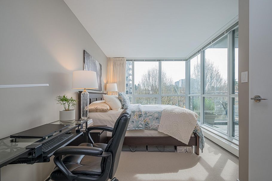 319 135 E 17th Street North Vancouver, BC - 17