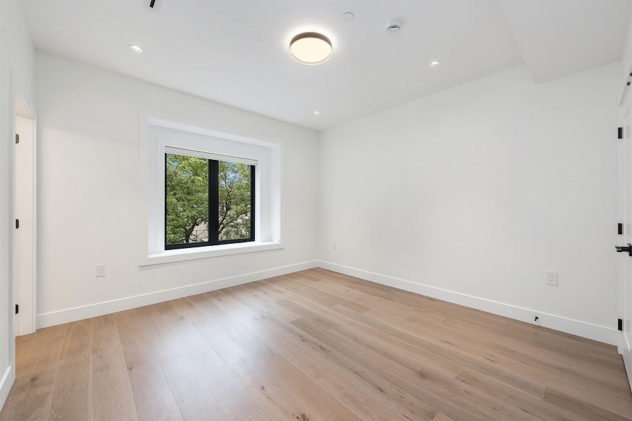 1 878 E 37 Avenue Vancouver, BC - 24