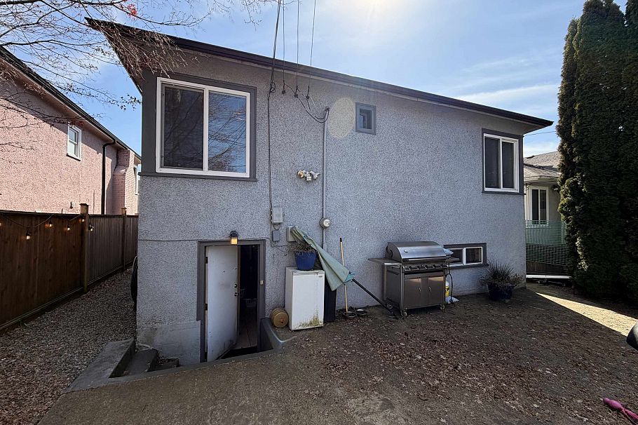 2349 E Pender Street Vancouver, BC - 3