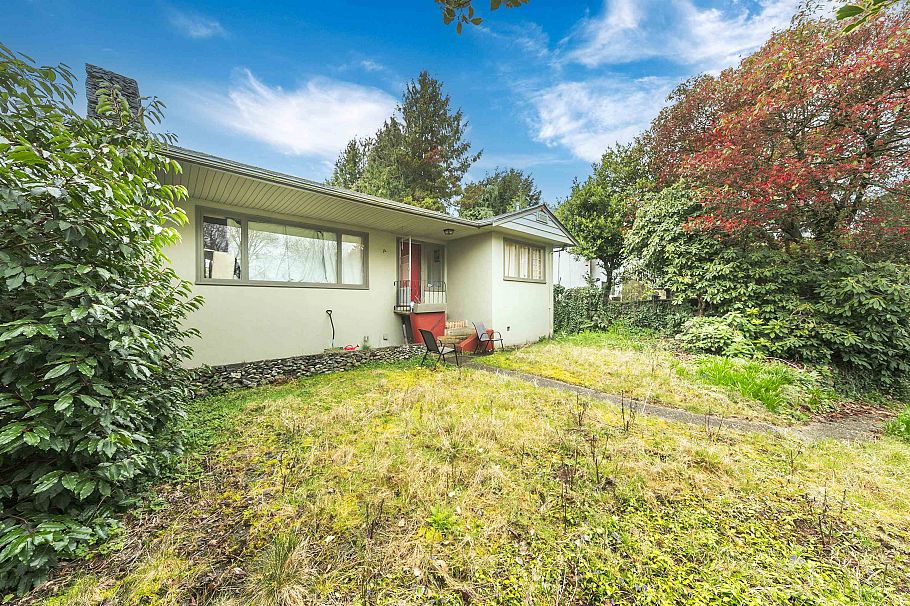 14 W 37th Avenue Vancouver, BC - 2
