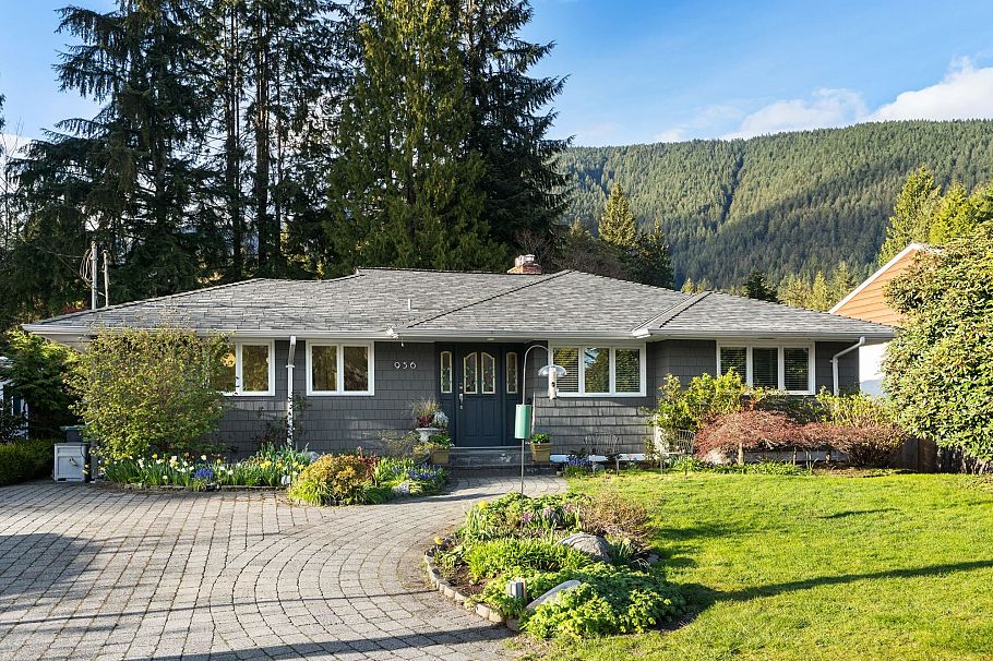 956 Belvista Crescent North Vancouver, BC - 1