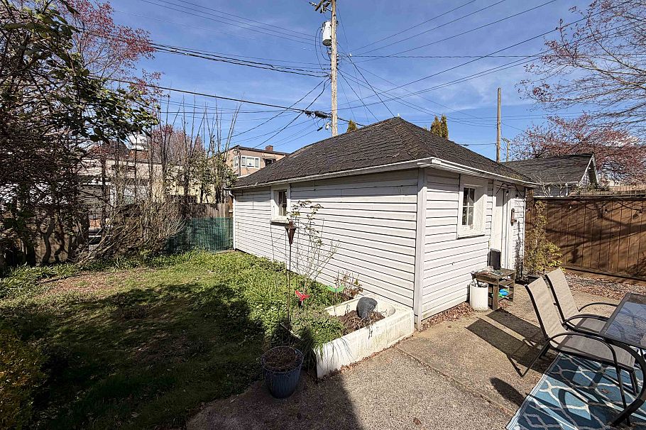 2349 E Pender Street Vancouver, BC - 2