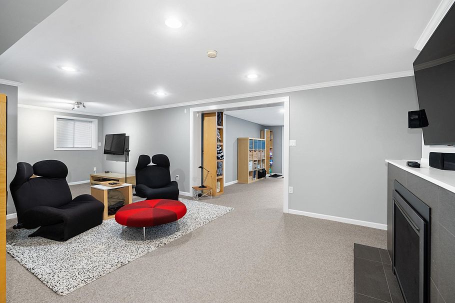 956 Belvista Crescent North Vancouver, BC - 25