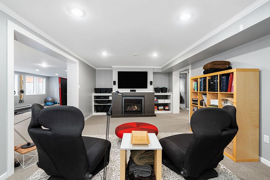 956 Belvista Crescent North Vancouver, BC - 24