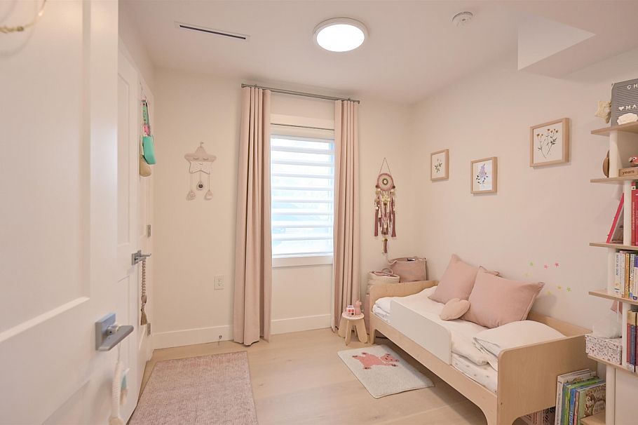 1 272 E 9th Street North Vancouver, BC - 22