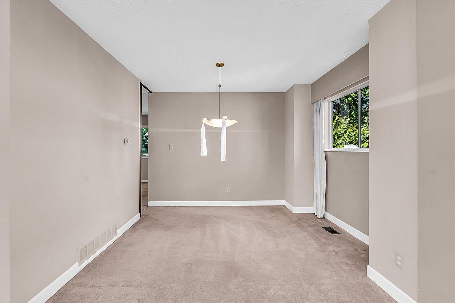 1110 Lodge Road North Vancouver, BC - 9