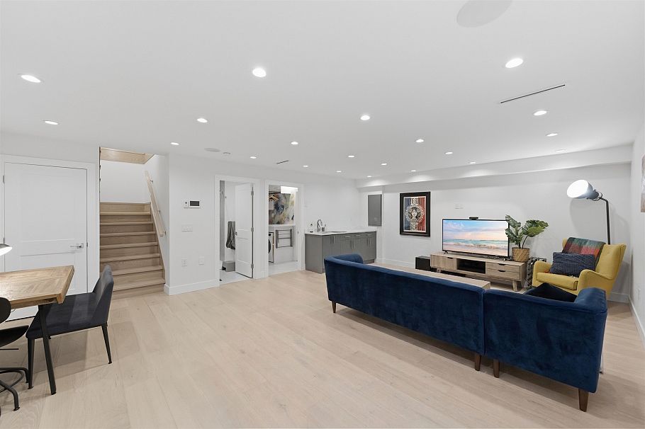 1 272 E 9th Street North Vancouver, BC - 35