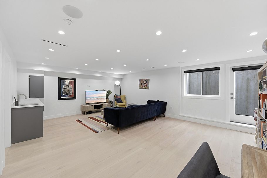 1 272 E 9th Street North Vancouver, BC - 34