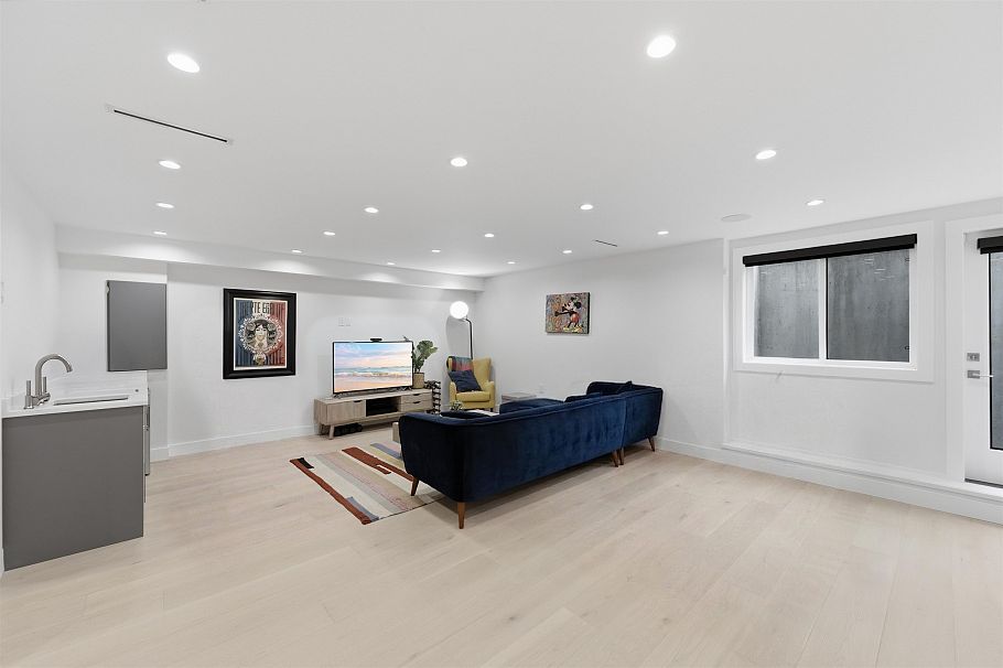 1 272 E 9th Street North Vancouver, BC - 37