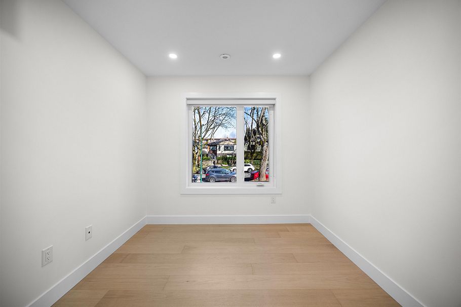 1 3576 E Pender Street Vancouver, BC - 20