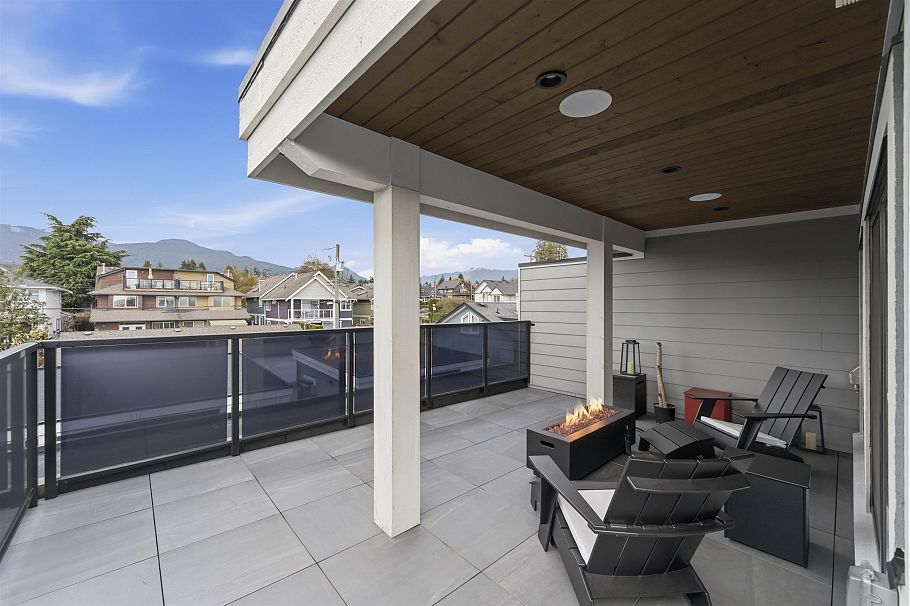 1 272 E 9th Street North Vancouver, BC - 30