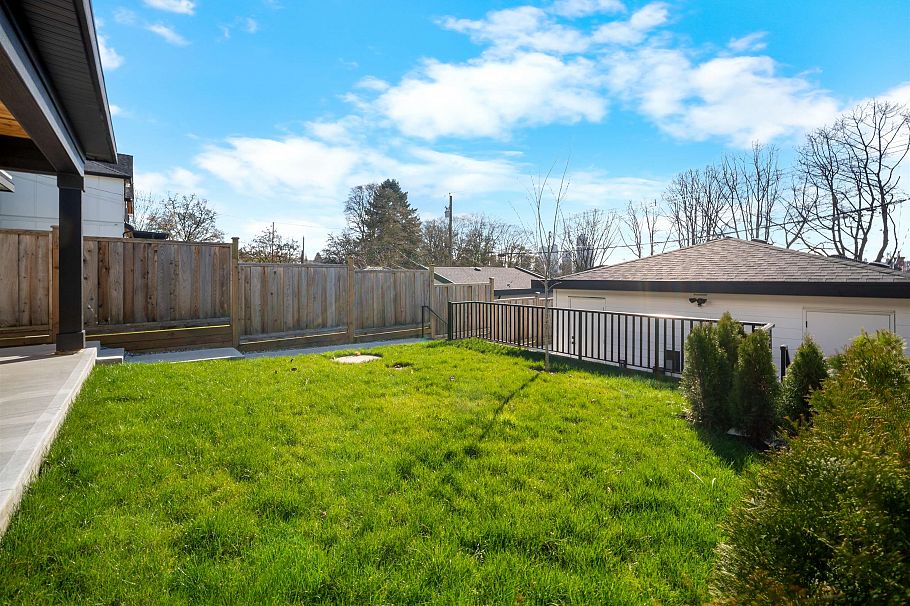 2 3576 E Pender Street Vancouver, BC - 24