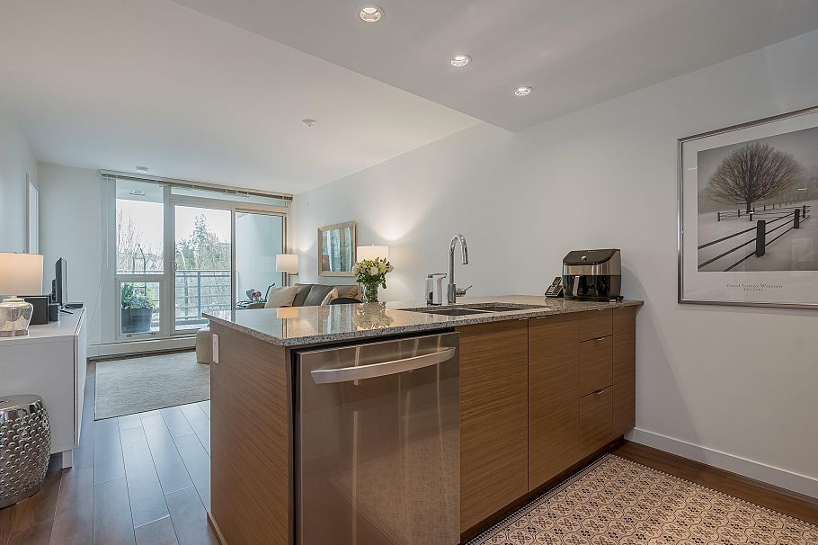 319 135 E 17th Street North Vancouver, BC - 4