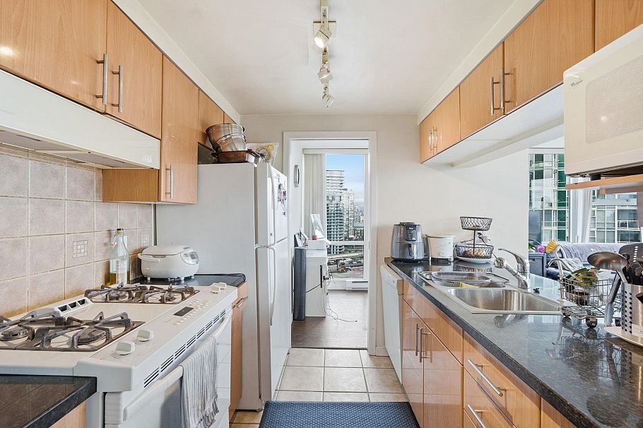 1808 193 Aquarius Mews Vancouver, BC - 16