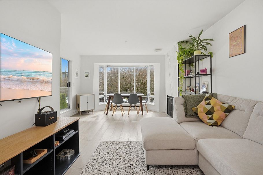 202 2195 W 5th Avenue Vancouver, BC - 1