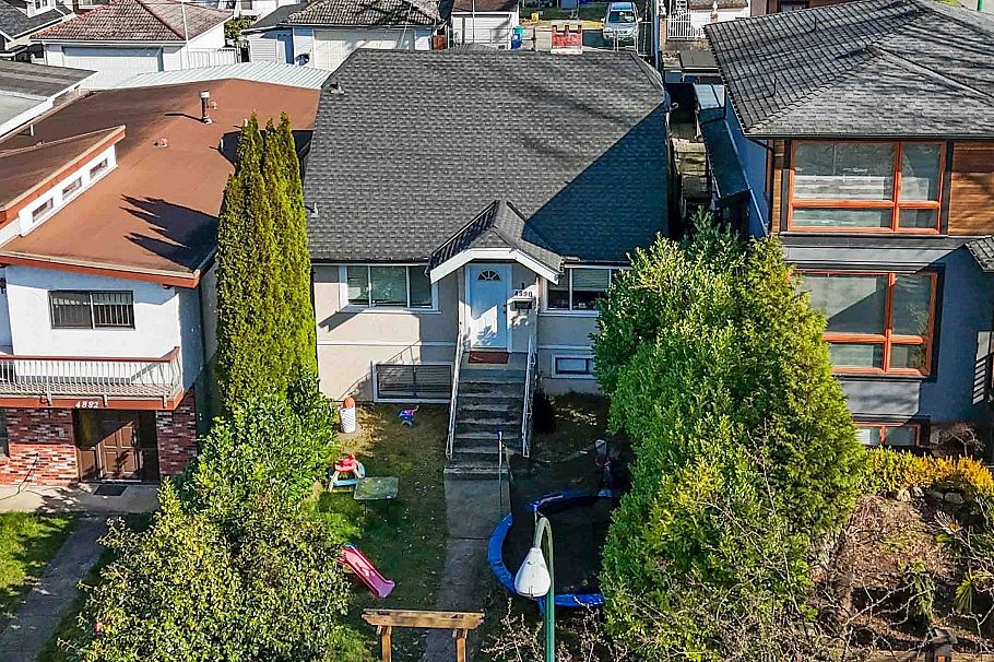 4890 Dumfries Street Vancouver, BC - 1