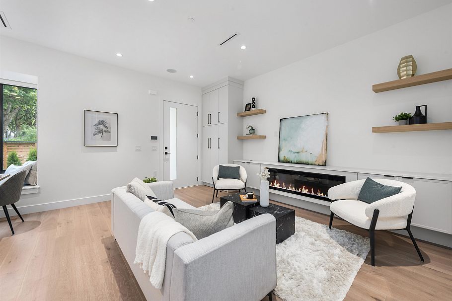 1 878 E 37 Avenue Vancouver, BC - 2