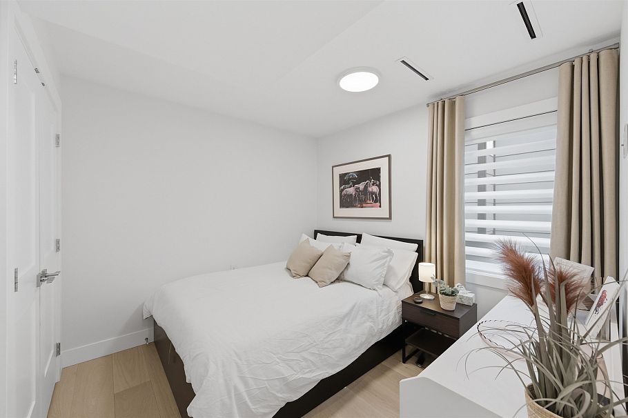 1 272 E 9th Street North Vancouver, BC - 24