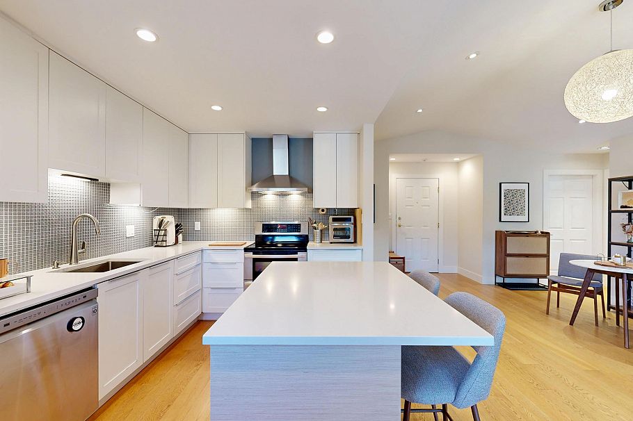 304 1528 Bowser Avenue North Vancouver, BC - 2