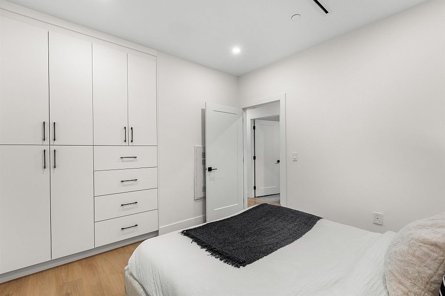 1 435 E 47th Avenue Vancouver, BC - 9