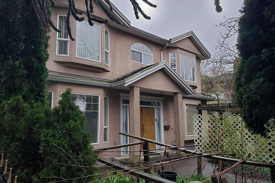 2612 E 49th Avenue Vancouver, BC - 1