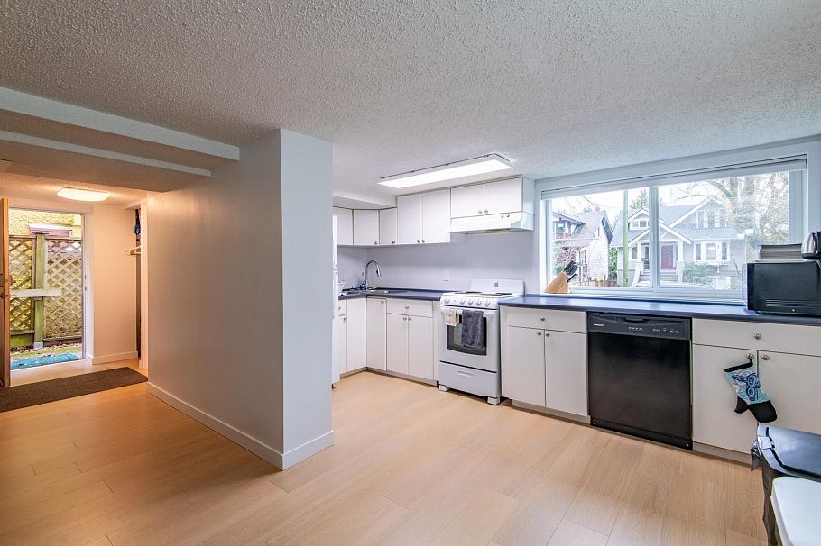 3315 W 6th Avenue Vancouver, BC - 3