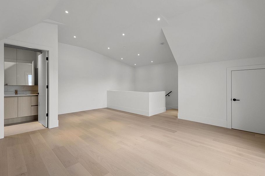 2 2425 Kitchener Street Vancouver, BC - 25