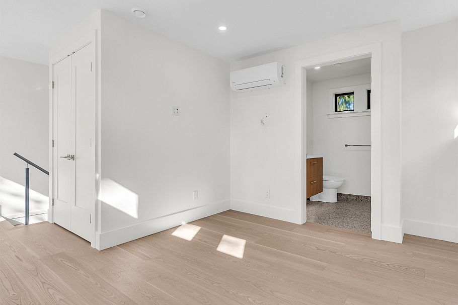 2566 W 2nd Avenue Vancouver, BC - 26