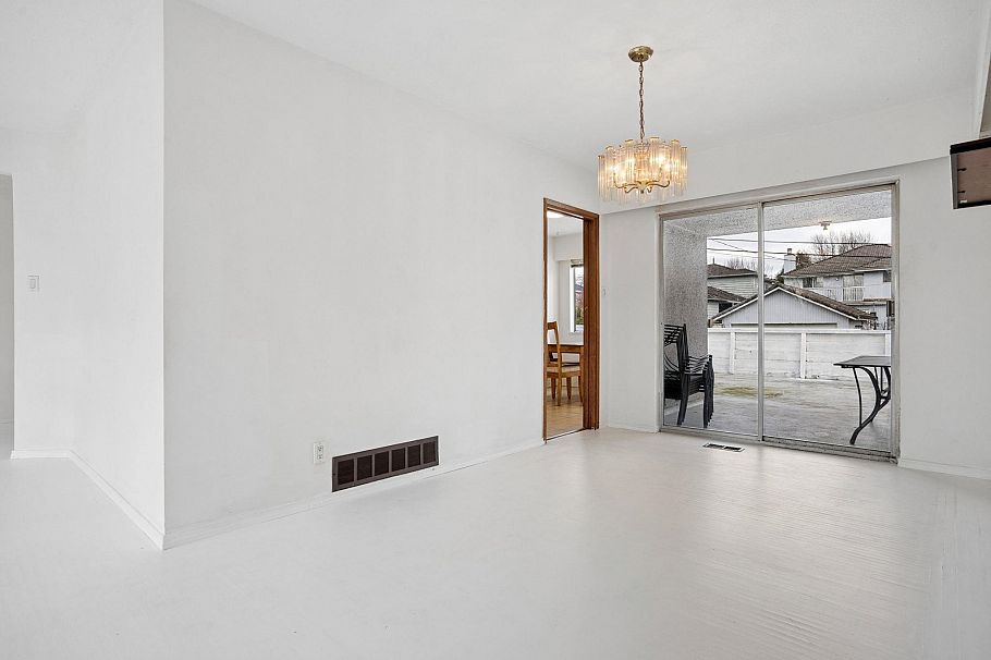 585 W 65th Avenue Vancouver, BC - 4