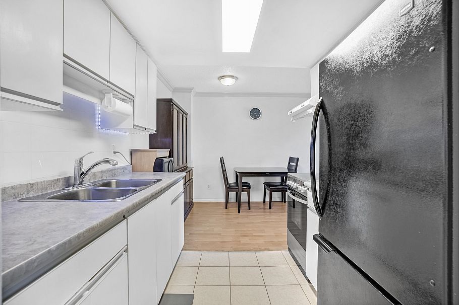 303 975 E Broadway Vancouver, BC - 9