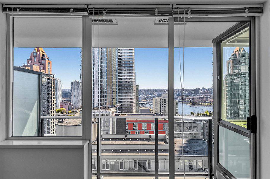 1705 1325 Rolston Street Vancouver, BC - 2