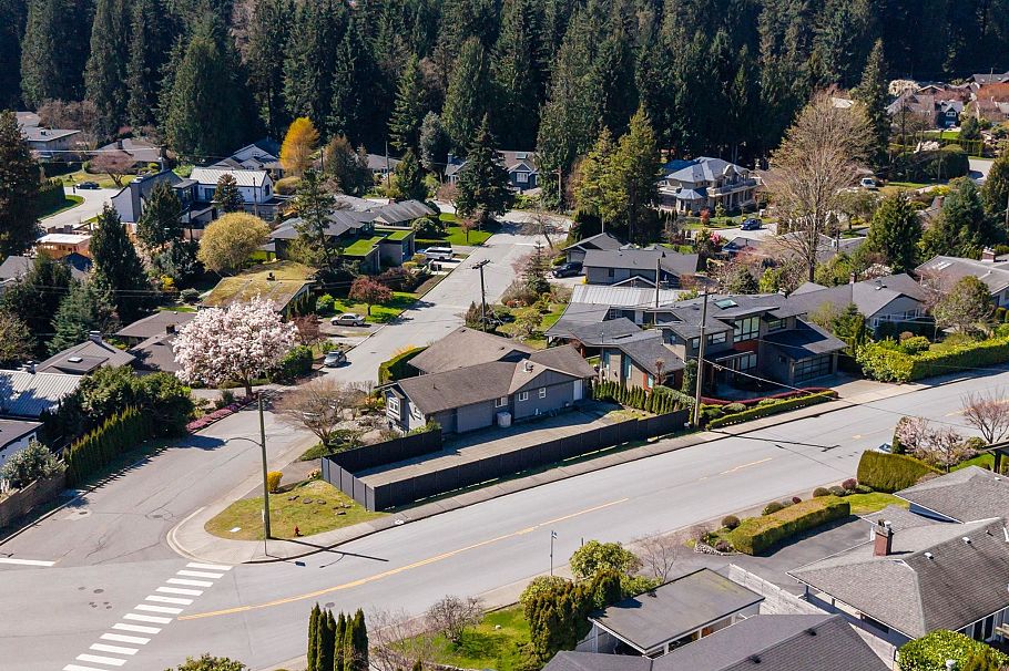 954 Tudor Avenue North Vancouver, BC - 32