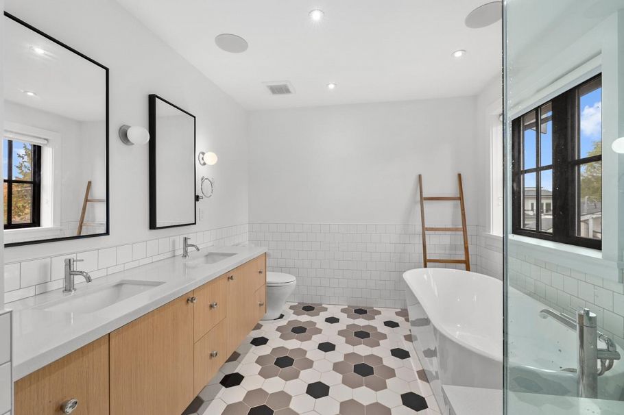 3363 W 15th Avenue Vancouver, BC - 22