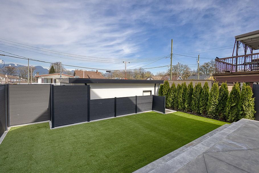 2 2425 Kitchener Street Vancouver, BC - 32