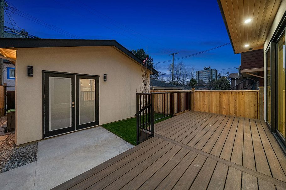 2 1582 E 2nd Avenue Vancouver, BC - 35