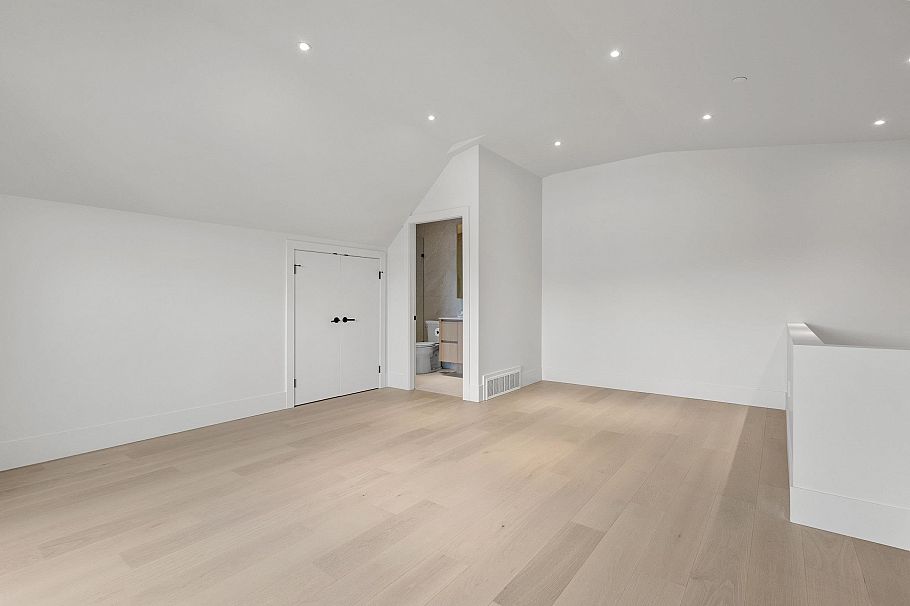 2 2425 Kitchener Street Vancouver, BC - 24