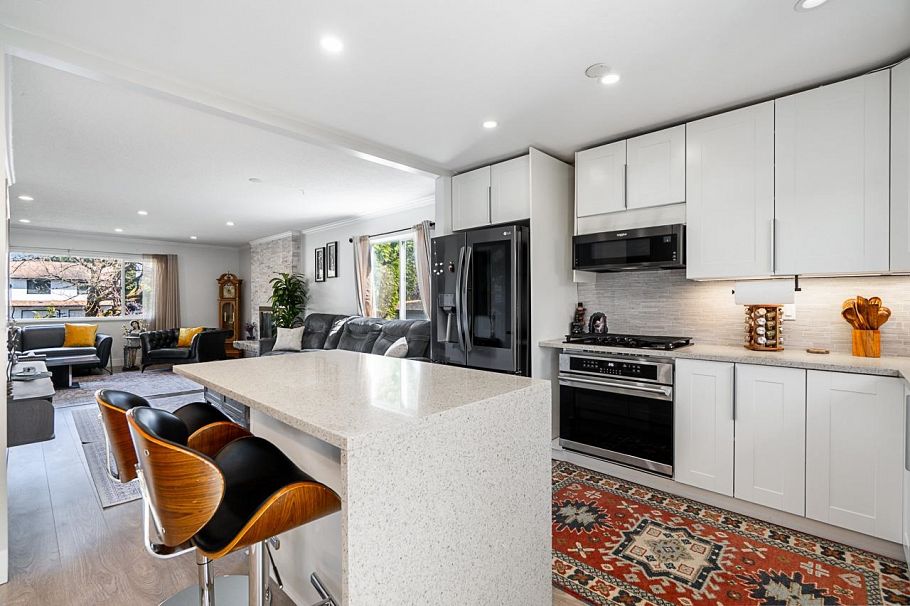 2333 Kirkstone Road North Vancouver, BC - 11