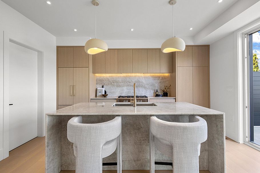 2 2425 Kitchener Street Vancouver, BC - 16