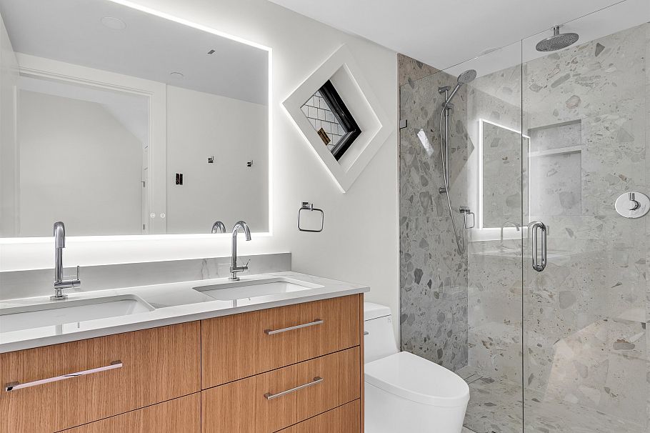 2566 W 2nd Avenue Vancouver, BC - 25