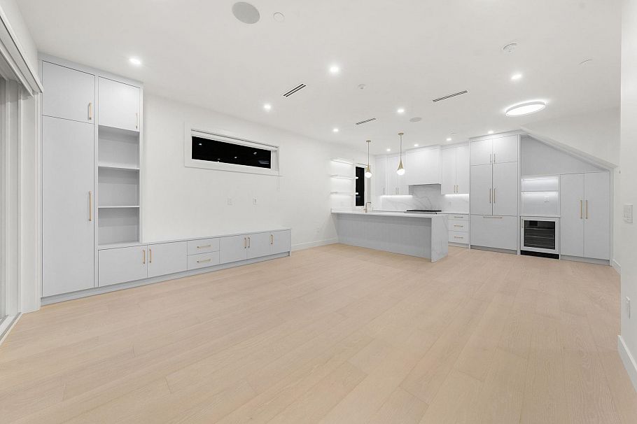 2 1582 E 2nd Avenue Vancouver, BC - 2