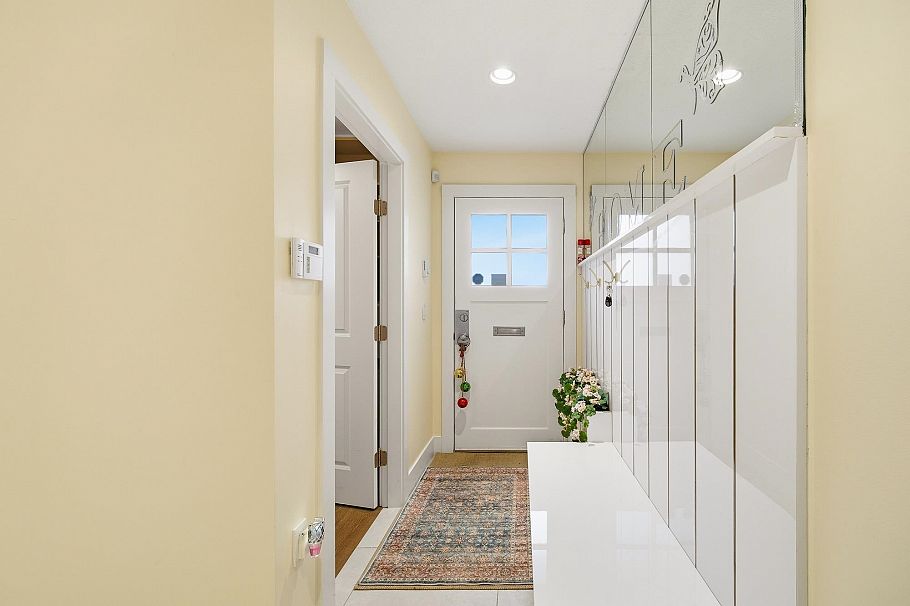 2160 W 8th Avenue Vancouver, BC - 4