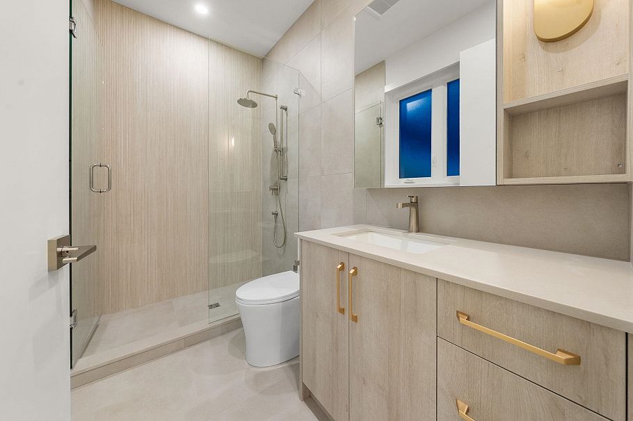 2 1582 E 2nd Avenue Vancouver, BC - 25