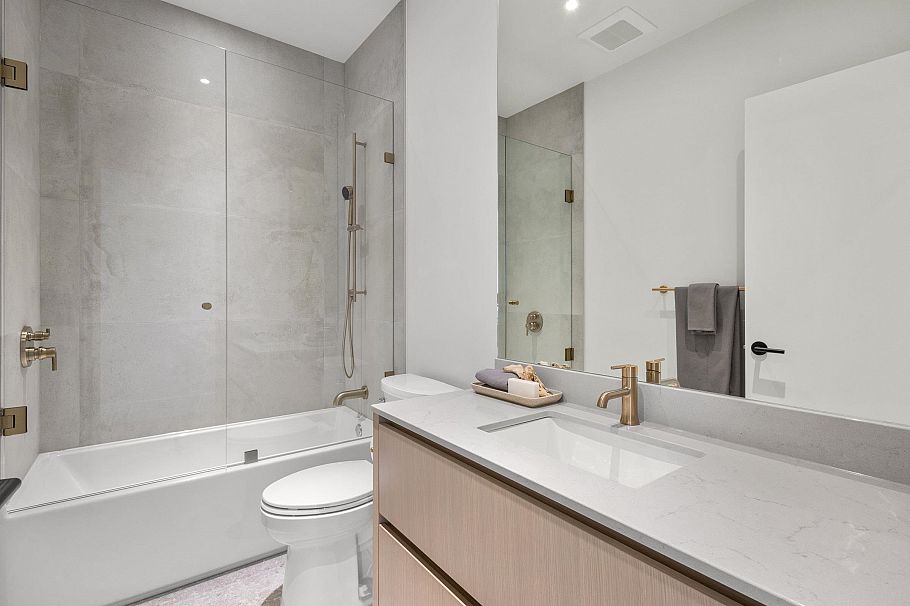 2 2425 Kitchener Street Vancouver, BC - 23