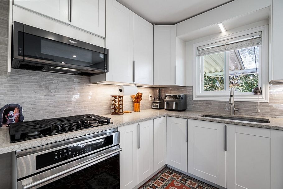 2333 Kirkstone Road North Vancouver, BC - 9