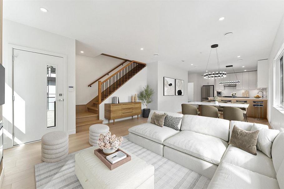 842 St. Denis Avenue North Vancouver, BC - 1